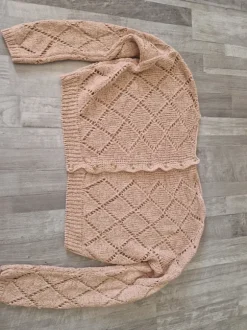 Kurzer pullover rosa mit loch Details