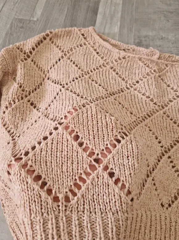 Kurzer pullover rosa mit loch Details