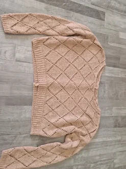 Kurzer pullover rosa mit loch Details