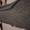 kurzer schicker Overall Latzhose schwarz mit Taschen hinten
