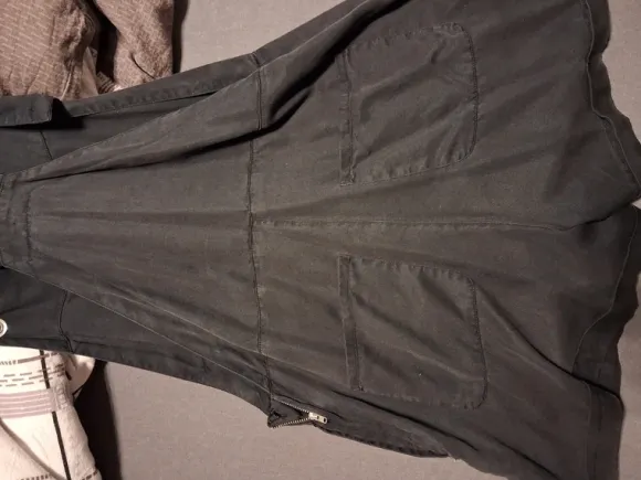 kurzer schicker Overall Latzhose schwarz mit Taschen hinten