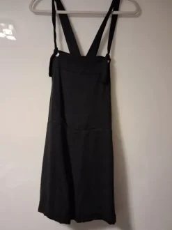 kurzer schicker Overall Latzhose schwarz mit Taschen hinten