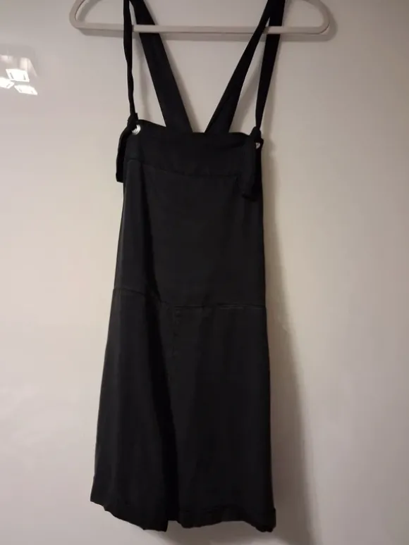 kurzer schicker Overall Latzhose schwarz mit Taschen hinten