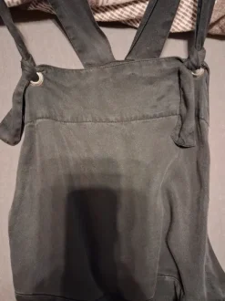 kurzer schicker Overall Latzhose schwarz mit Taschen hinten