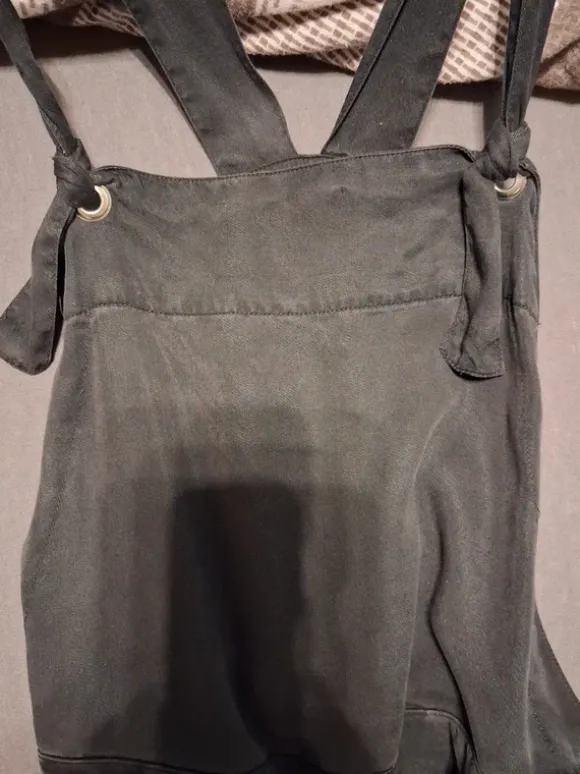 kurzer schicker Overall Latzhose schwarz mit Taschen hinten