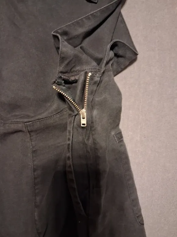 kurzer schicker Overall Latzhose schwarz mit Taschen hinten