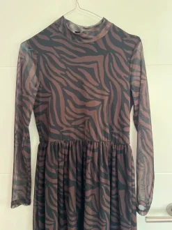 Langes Nakd Kleid mit Muster