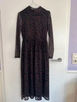 Langes Nakd Kleid mit Muster