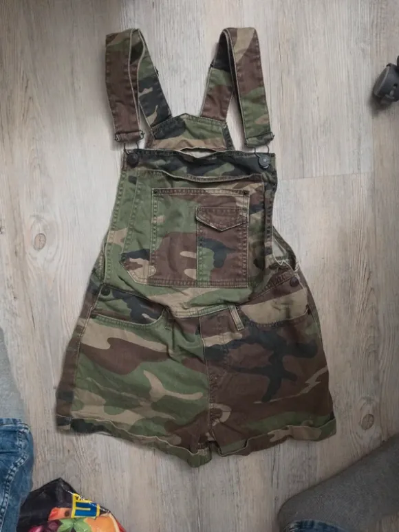 Latzhose für Frauen.