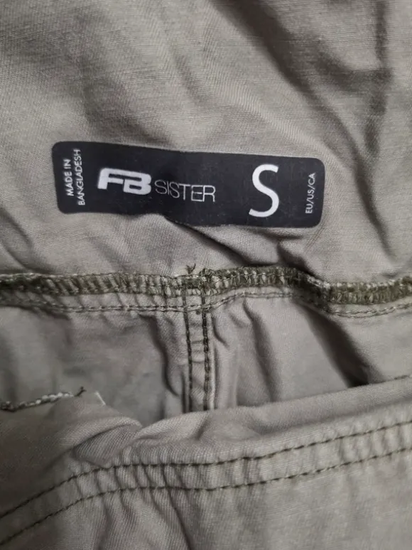 Latzhose für Frauen.