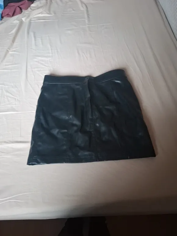 Lederrock H&M fällt aus wie 42