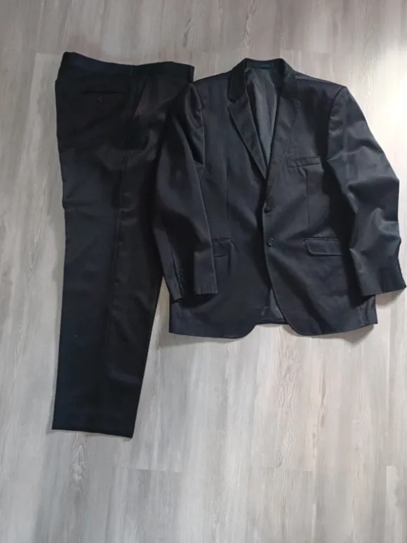 Leicht glänzender Anzug schwarz Größe ca 56