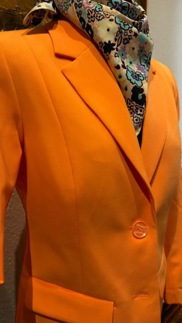 Leuchtender Hosenanzug Orange Gr. 38. Blazer & Hose. Statement Look