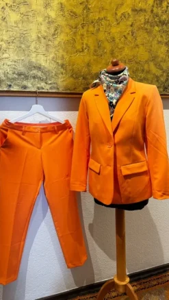 Leuchtender Hosenanzug Orange Gr. 38. Blazer & Hose. Statement Look