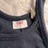 Levis schwarzes geripptes Top Gr S
