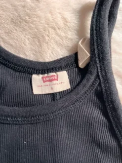 Levis schwarzes geripptes Top Gr S