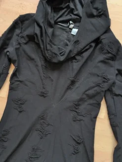 Länger Pullover mit Kapuze und used look