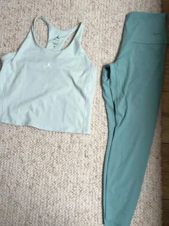 Lot de legging + débardeur / Nike Jordan Dri- fit