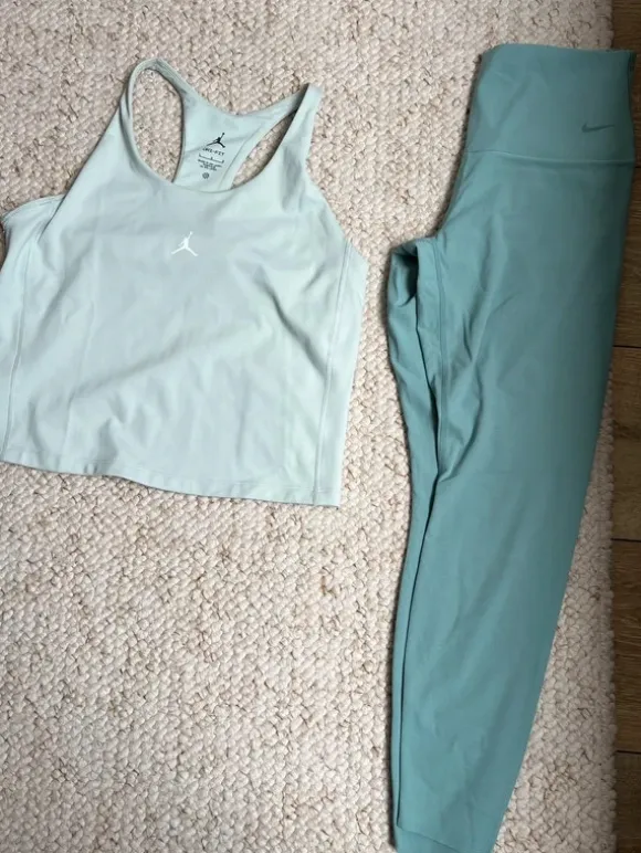 Lot de legging + débardeur / Nike Jordan Dri- fit