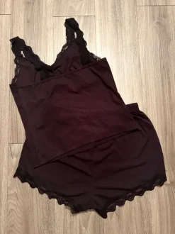 Loungewear-Set mit Spitze in Schwarz