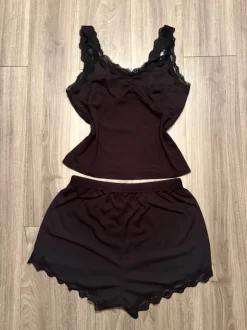 Loungewear-Set mit Spitze in Schwarz