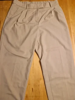 Lässige cremefarbene Hose von H&M