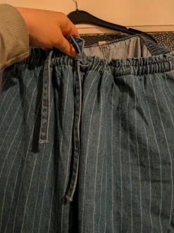 Lässige Jeans mit Nadelstreifen & Kordel