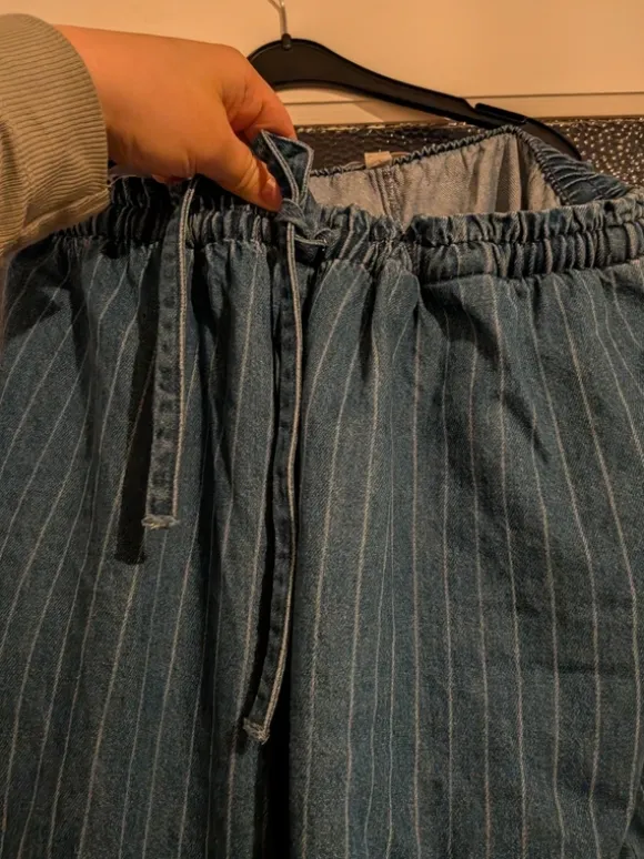 Lässige Jeans mit Nadelstreifen & Kordel