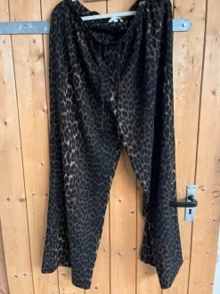 Lässige weite Hose mit Leoprint