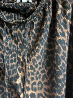 Lässige weite Hose mit Leoprint