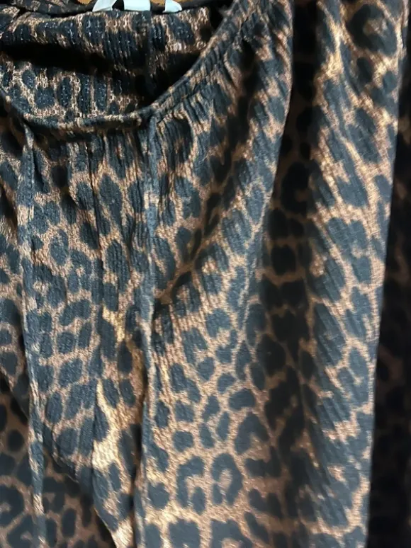Lässige weite Hose mit Leoprint