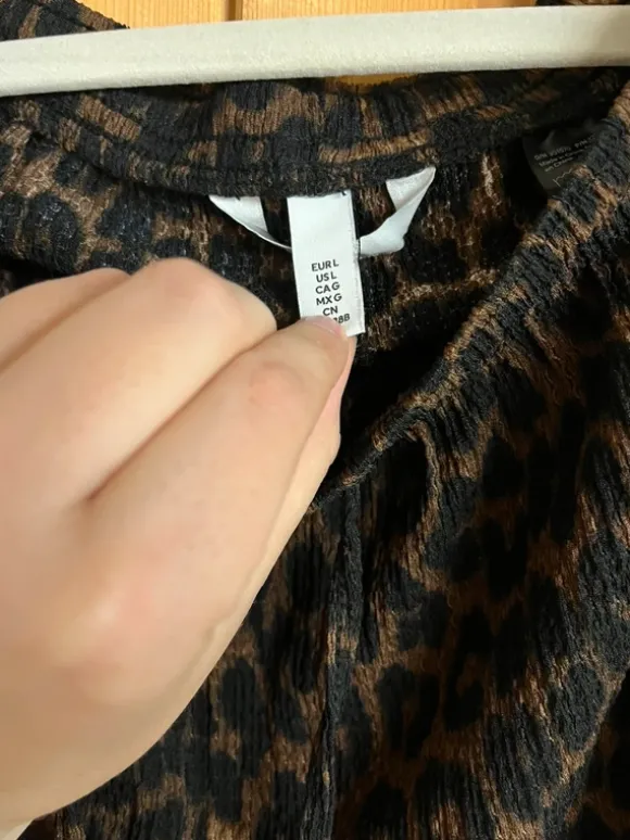 Lässige weite Hose mit Leoprint