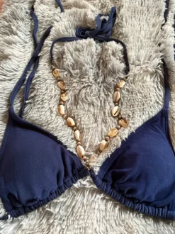 Marineblauer Bikini in Jeansoptik mit Muschel-Details – Sommer-Feeling pur!