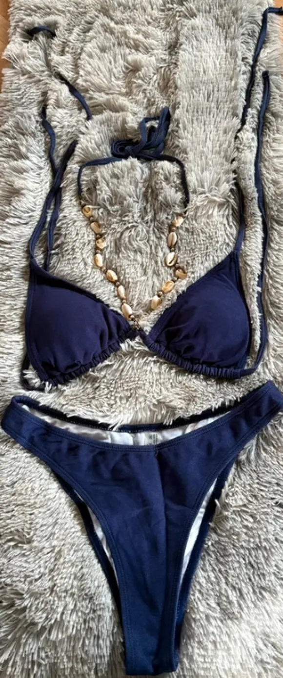 Marineblauer Bikini in Jeansoptik mit Muschel-Details – Sommer-Feeling pur!