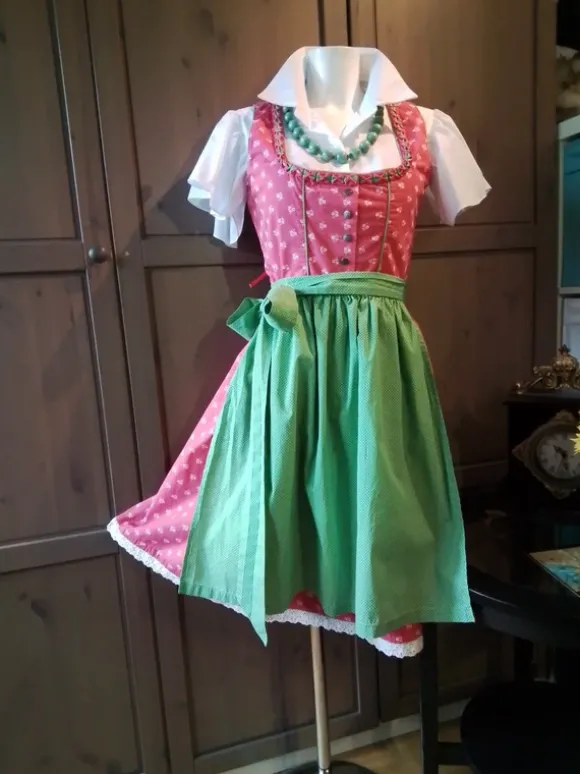 Meine Rosalie ist zum Maitanz eingeladen.