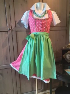 Meine Rosalie ist zum Maitanz eingeladen.