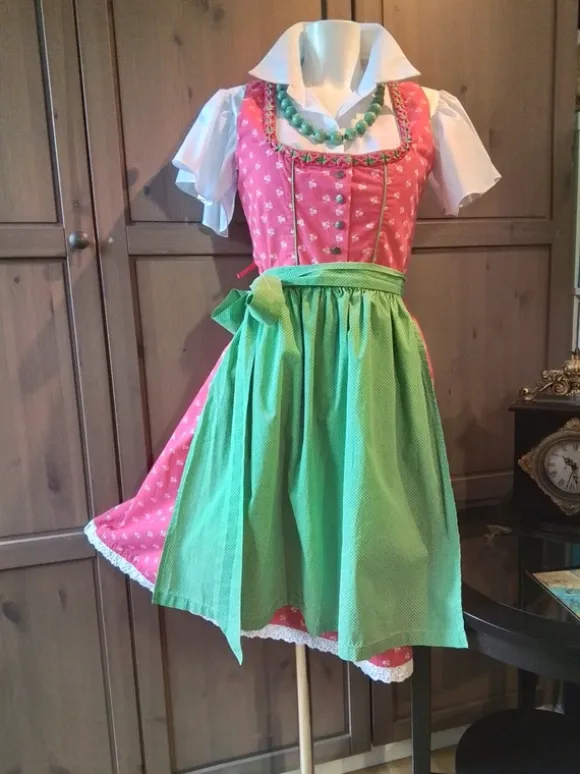 Meine Rosalie ist zum Maitanz eingeladen.