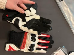 Motorrad Handschuhe von Dainese