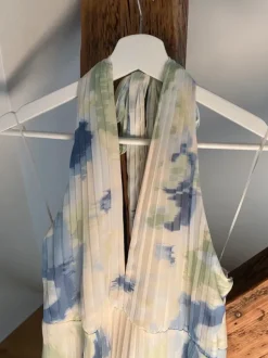 Neckholder Plissee Kleid Abercrombie & Fitch