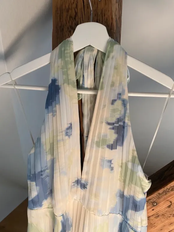Neckholder Plissee Kleid Abercrombie & Fitch