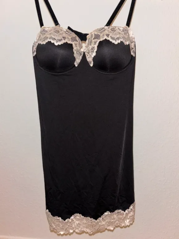 Negligé in schwarz mit Creme farbener spitze