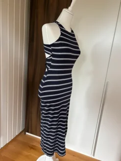 NEU Raffiniertes Sommerkleid mit Schlitz, Gr. S