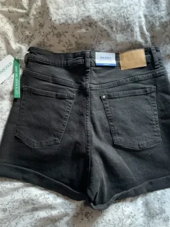 NEUE schwarze Jeansshorts 42