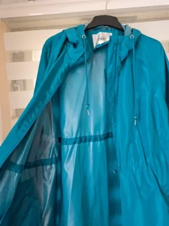 Nieuwe lange turquoise regenjas EU maat 52 54