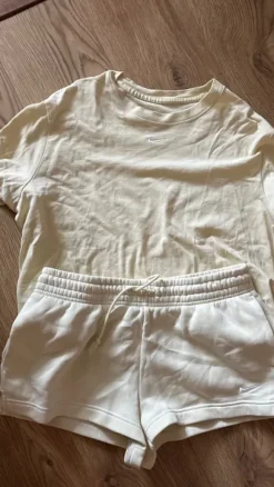 Nike - butter yellow set - Size m
