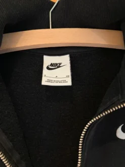 NIKE cropped Pullover • schwarz • S