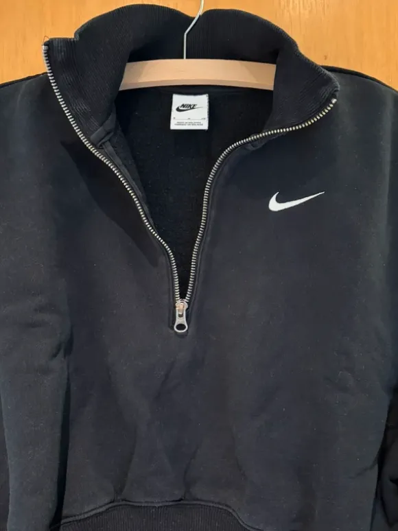 NIKE cropped Pullover • schwarz • S