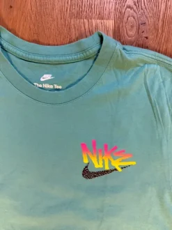 Nike Grafik T-Shirt – Türkis – Front- & Backprint