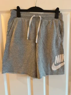 Nike Jogginghose kurz Gr. M top Zustand
