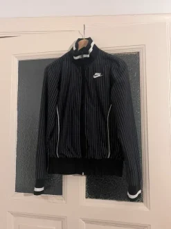 Nike Nadelstreifen Trainingsjacke Jacke Zip up Streetstyle Streetwear